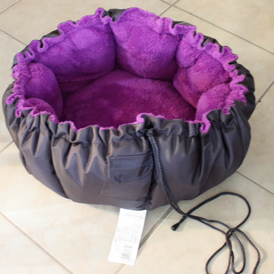 closed clamshell bed